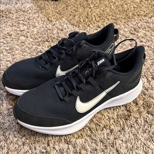 NWT Nike Men's Running Shoes 9.5 Wide